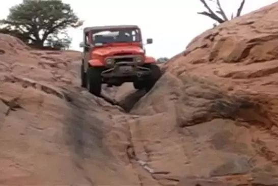 Jeep FJ40 descend une énorme pente