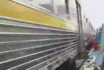 Un train traverse un bidonville