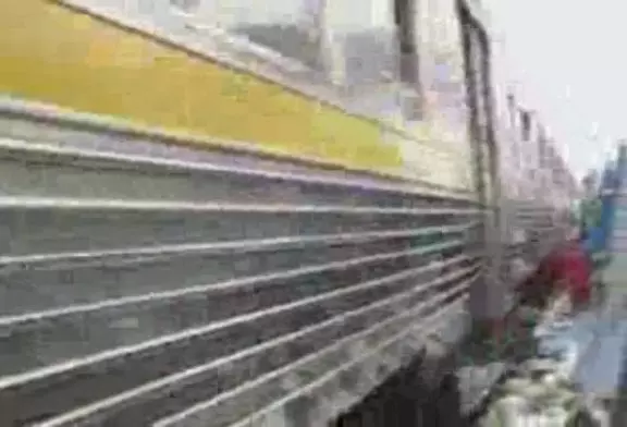 Un train traverse un bidonville