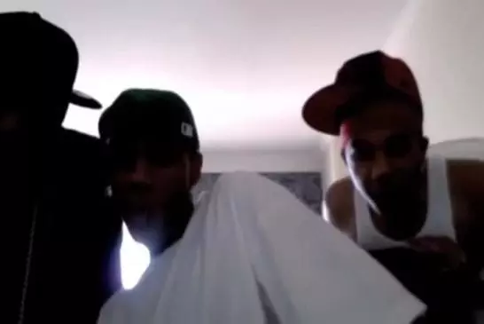 Réaction de 3 jeunes en regardant le film porno 2 filles 1 tasse
