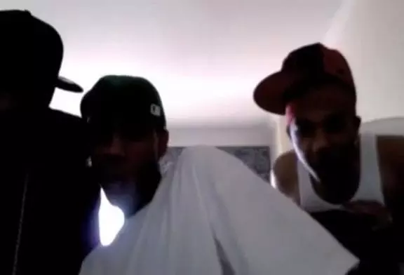 Réaction de 3 jeunes en regardant le film porno 2 filles 1 tasse