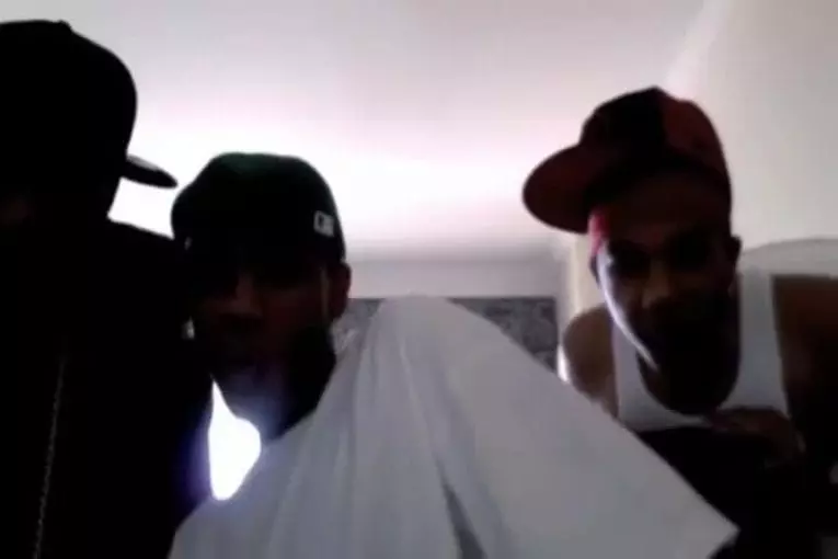 Réaction de 3 jeunes en regardant le film porno 2 filles 1 tasse