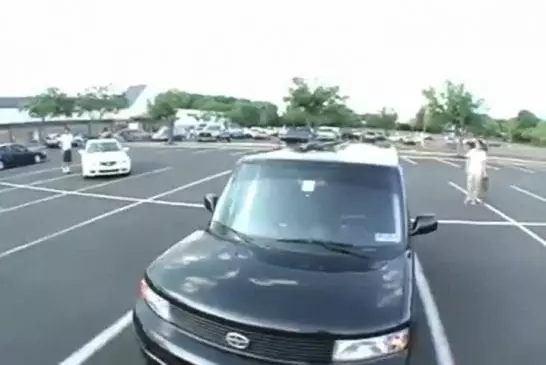 Il tente un front flip par dessus la voiture FAIL