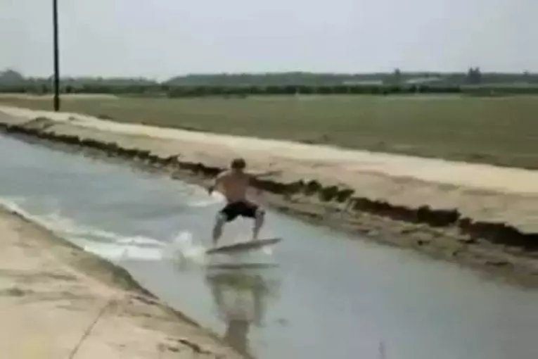 Surfer dans les égouts