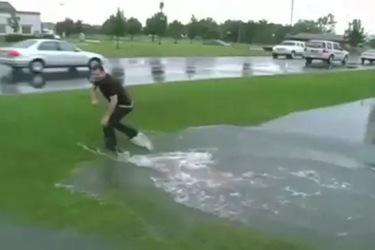 Surfer sur une flaque d'eau