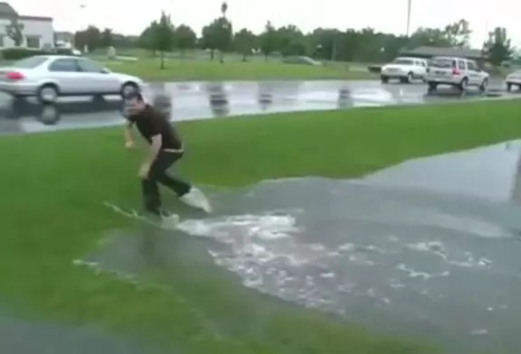 Surfer sur une flaque d'eau