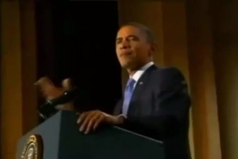Obama perd son insigne présidentiel durant un discours