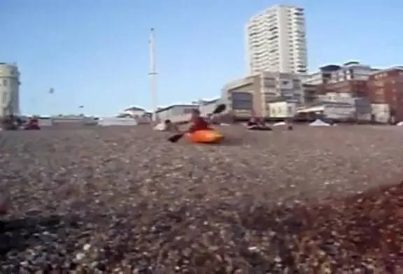 Pratique du kayak extrême sur la plage