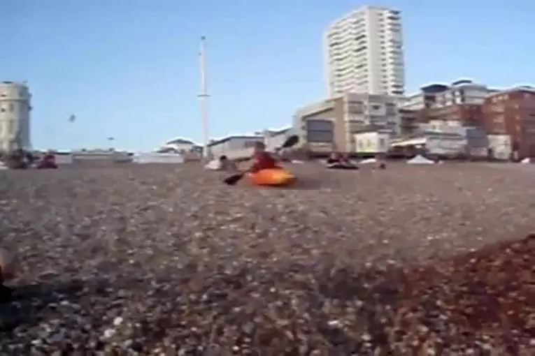 Pratique du kayak extrême sur la plage