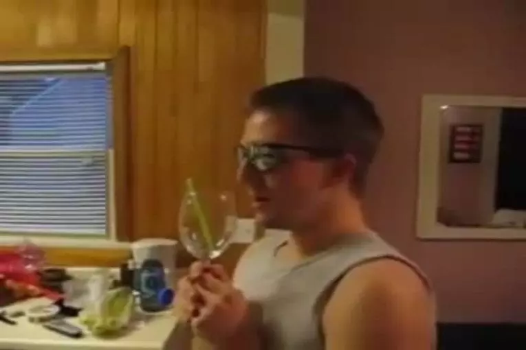 Briser un verre en cristal avec sa voix