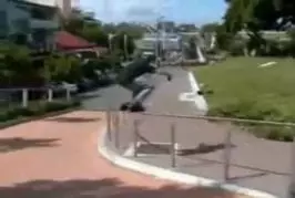 Patineur fait un long slide mais termine mal