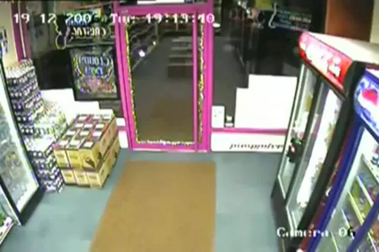 Promeneur débile fonce dans un porte en verre