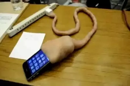 Chargeur Iphone vraiment insolite