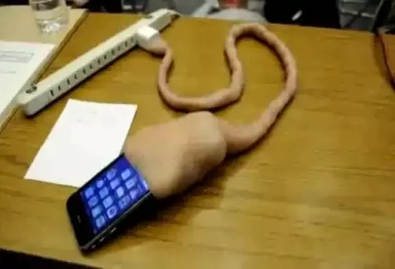 Chargeur Iphone vraiment insolite