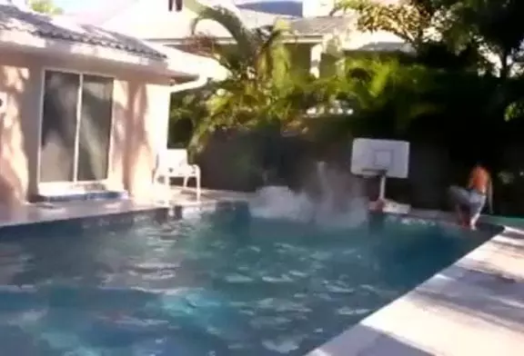 Basket-ball dans une piscine