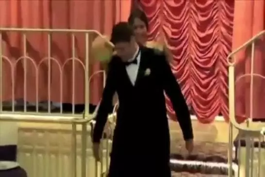 Entrée ratée à la soirée des mariés