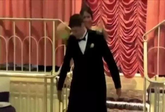 Entrée ratée à la soirée des mariés