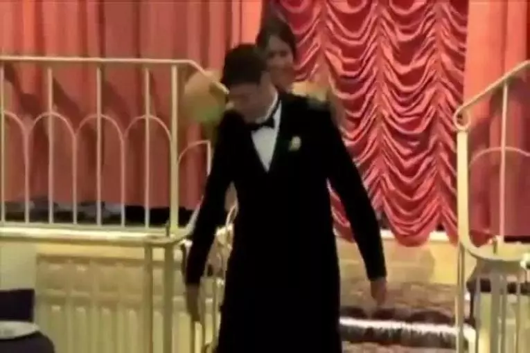 Entrée ratée à la soirée des mariés
