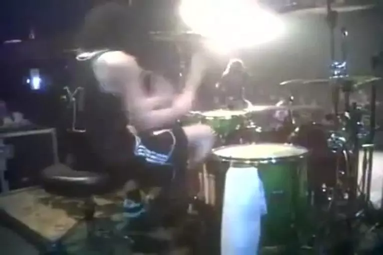Batteur fait le show sur scène
