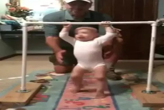 Bébé fait des tractions