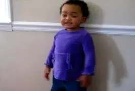 Enfant de 2 ans chante avec une grâce étonnante