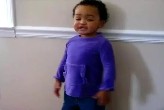 Enfant de 2 ans chante avec une grâce étonnante