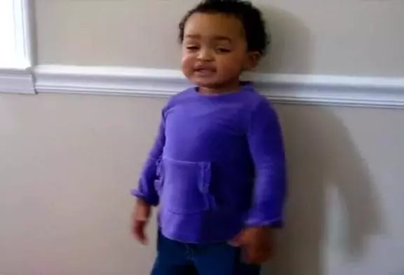 Enfant de 2 ans chante avec une grâce étonnante