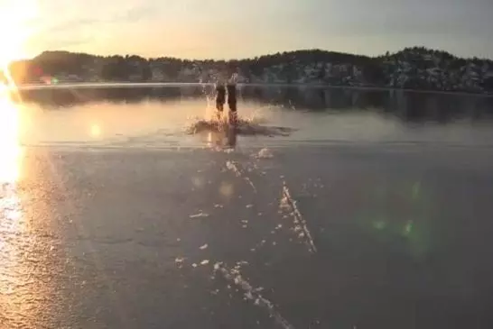 Patiner sur une fine couche de mer glacée