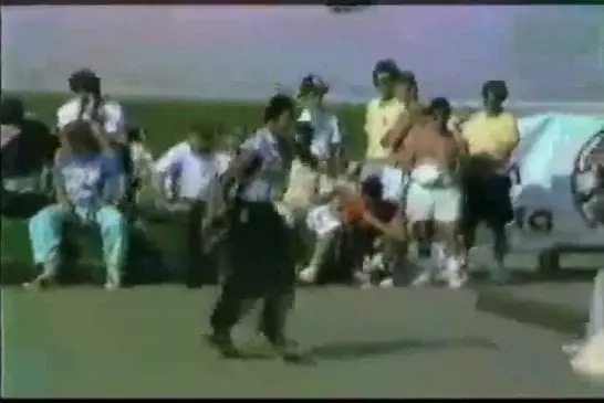 Mec fait une chorégraphie sur son skateboard