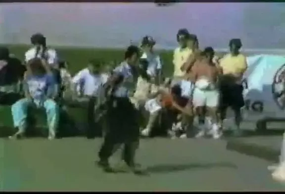 Mec fait une chorégraphie sur son skateboard