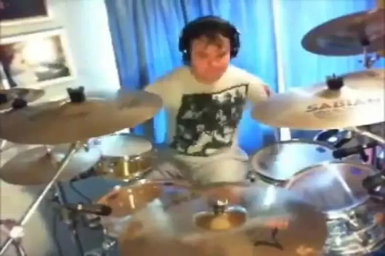 Joueur de batterie sans main