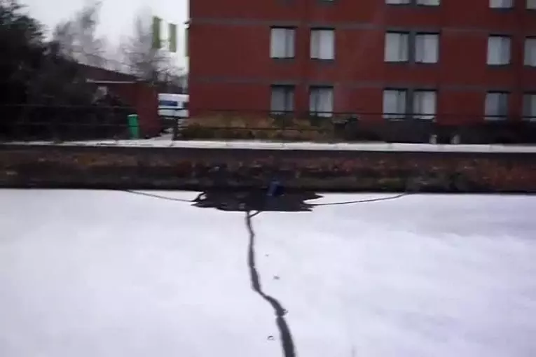 Tenter la traversée d'un canal gelé