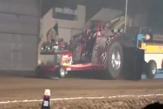 Terrible accident de tracteur-pulling à l'intérieur d'un batiment