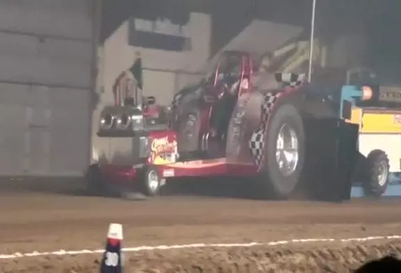 Terrible accident de tracteur-pulling à l'intérieur d'un batiment