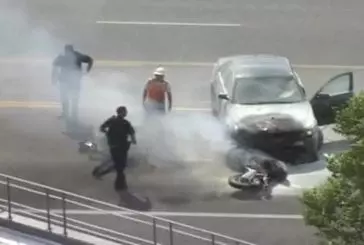 La foule soulève une voiture en feu