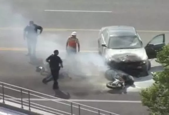 La foule soulève une voiture en feu