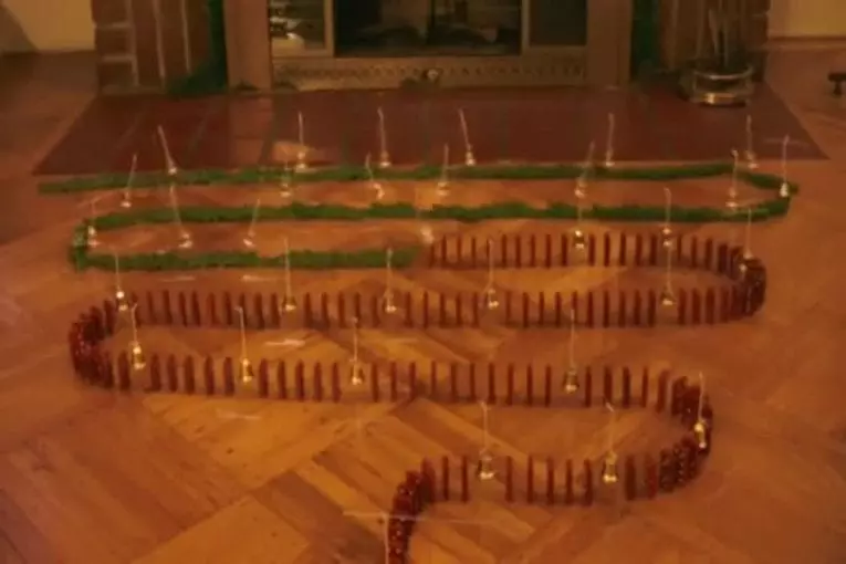 Grande chenille de dominos pour noël