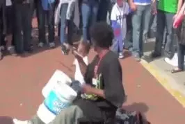Impressionnant batteur de rue avec son enfant