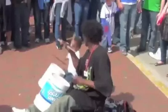 Impressionnant batteur de rue avec son enfant