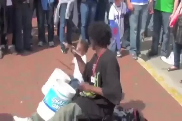 Impressionnant batteur de rue avec son enfant