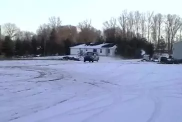 Fou fait un incroyable saut en camionnette sur la neige