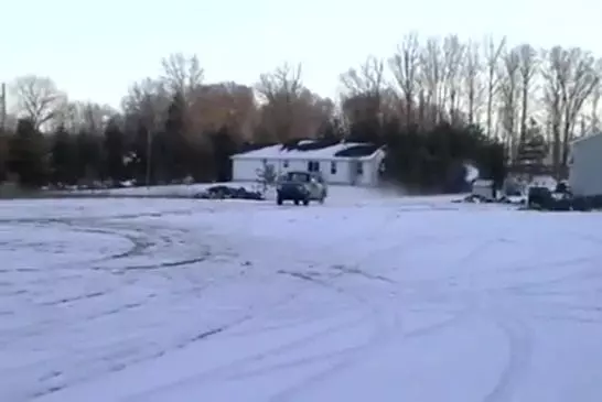 Fou fait un incroyable saut en camionnette sur la neige