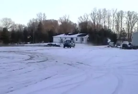 Fou fait un incroyable saut en camionnette sur la neige