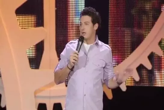 Aron Kader sur la scène de juste pour rire