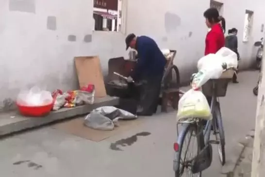 Technique chinoise pour cuire du pop-corn dans la rue