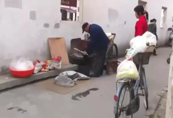 Technique chinoise pour cuire du pop-corn dans la rue