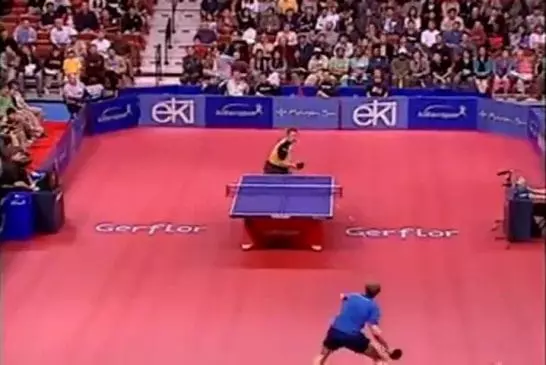 Incroyable trajectoire de balle au tennis de table