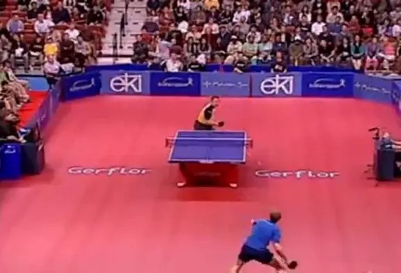 Incroyable trajectoire de balle au tennis de table