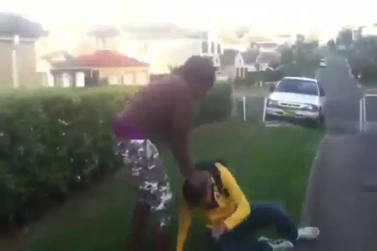 Combat de wedgie entre 2 copains