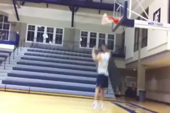 Dunks de basket de Jacob Tucker